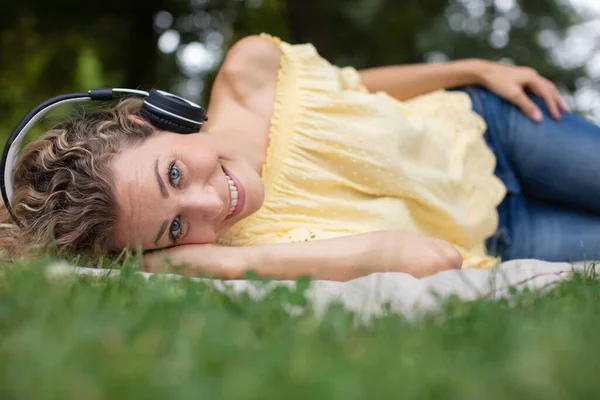 Femme Allongée Sur Herbe Écoutant Musique — Photo
