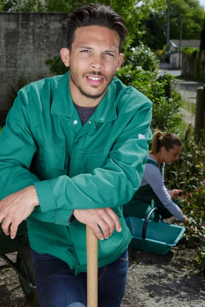 Mannelijke Tuinman Leunend Het Handvat Van Zijn Gereedschap — Stockfoto