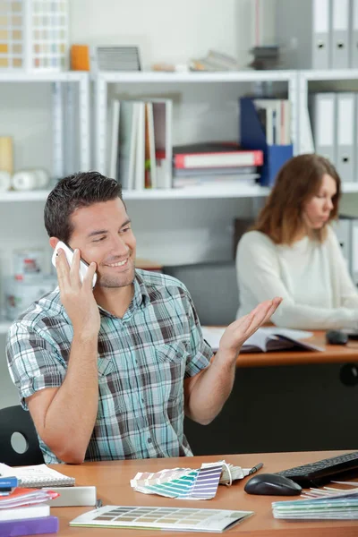 Employé Bureau Parlant Sur Son Portable — Photo