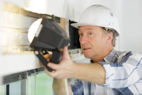 Hombre Iluminando Tema Ventana — Foto de Stock