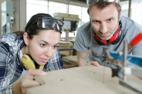 Falegname Uomo Donna Officina Come Squadra — Foto Stock