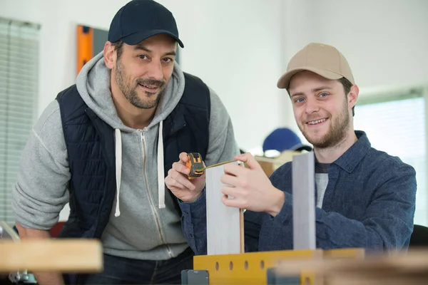 Två Män Arbete Skära Plywood Paneler — Stockfoto