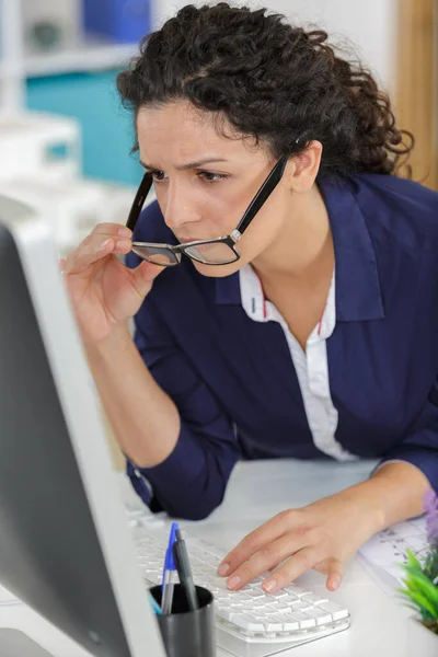 Pensativo Ingeniero Femenino Mediana Edad Mirando Pantalla —  Fotos de Stock