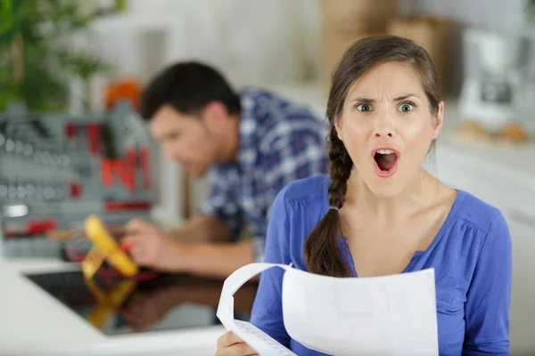 Mujer Molesta Con Factura Cara — Foto de Stock