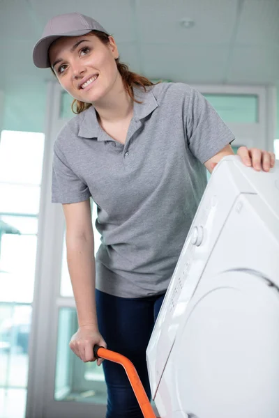 Frau Liefert Waschmaschine Auf Einkaufswagen Aus — Stockfoto