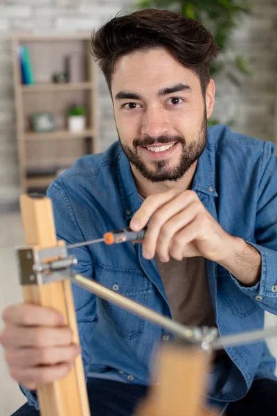 Glad Man Och Gör Det Själv Möbler Montering — Stockfoto