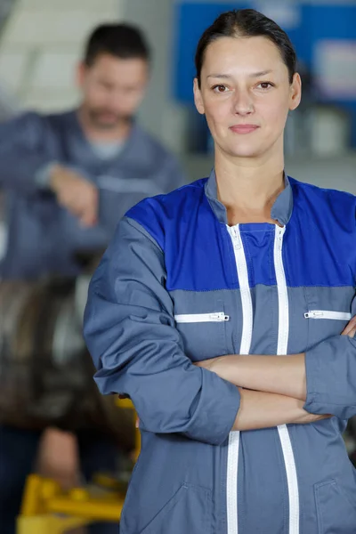 Porträtt Ung Kvinna Stående Tryggt Med Armarna Korsade — Stockfoto