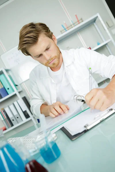 Scientist Makes Note Experiment Laboratory — Stock Photo, Image