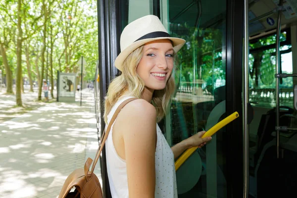 Bela Sorrindo Jovem Mulher Entrando Ônibus Olhando Para Longe — Fotografia de Stock