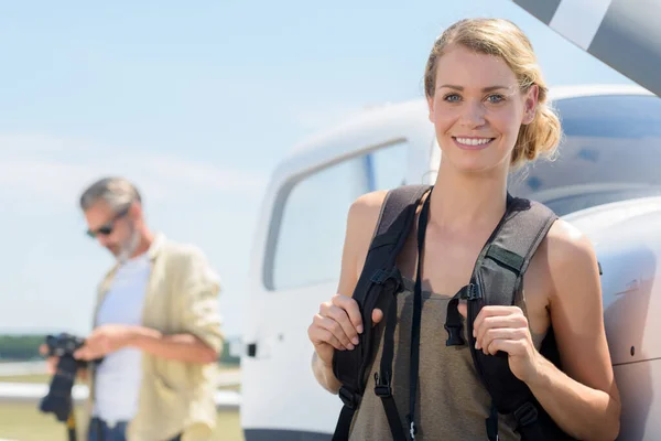 Jonge Vrouwelijke Toerist Gaat Helikoptervlucht — Stockfoto