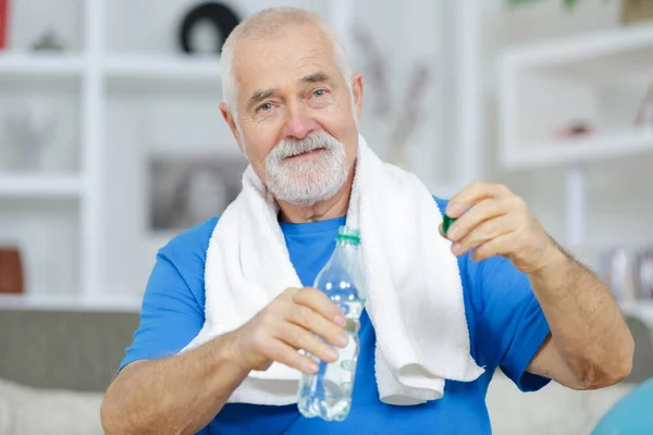 Uomo Anziano Mettere Coperchio Sulla Bottiglia Acqua Dopo Esercizio — Foto Stock