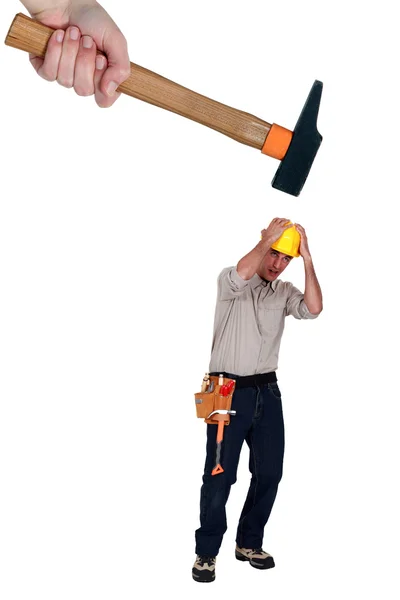 Construction worker being hit with a hammer — Stock Photo, Image