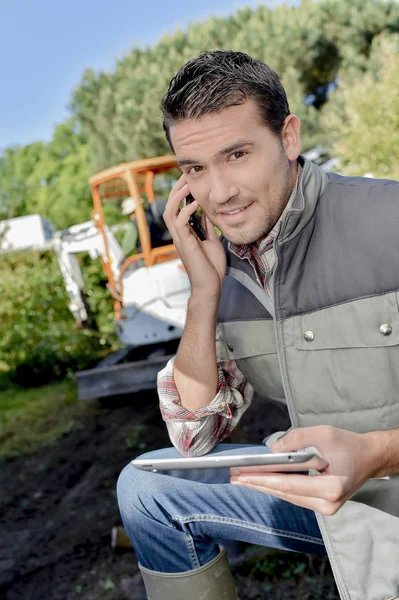 Förman hålla tablet PC — Stockfoto