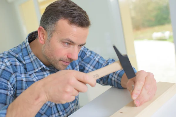 Tischler mit Hammer — Stockfoto