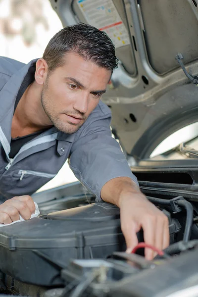 Homem consertando um motor de carro — Fotografia de Stock