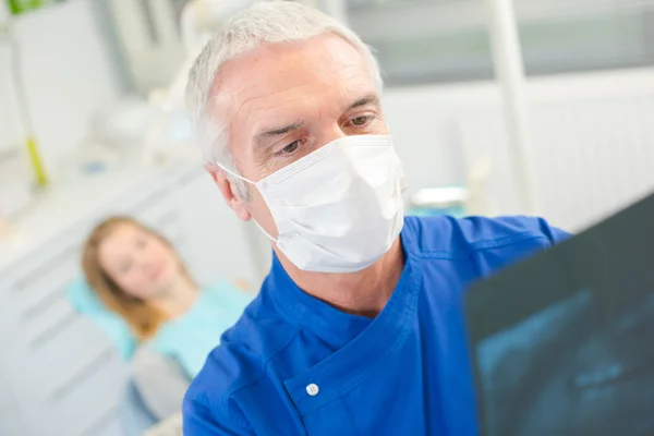 Dentista mirando una radiografía — Foto de Stock
