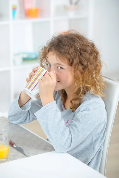 Petite fille prenant un verre — Photo