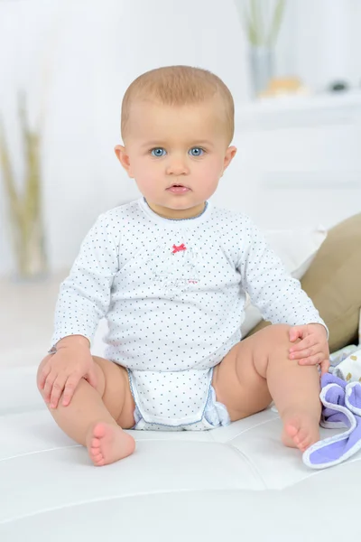 Pequeno bebê em casa — Fotografia de Stock