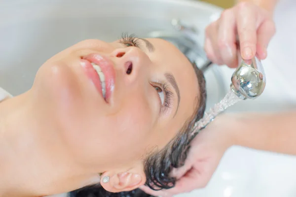 Frisör tvätta en kvinnas hår — Stockfoto