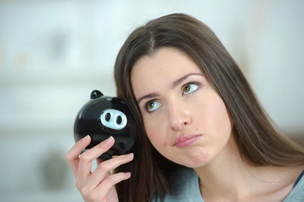 Vrouw munt ingebruikneming een piggy bank — Stockfoto