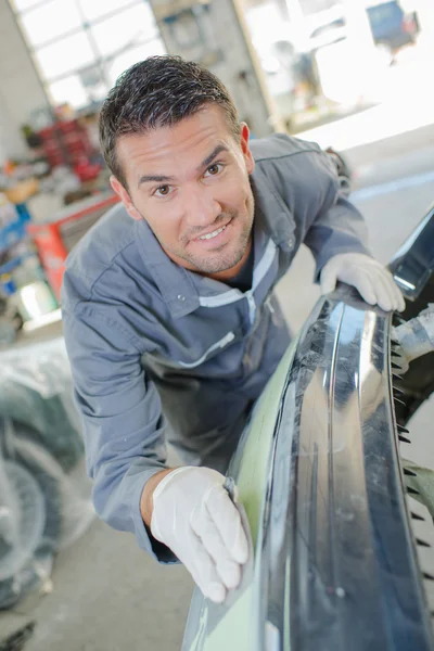 Sanding down a car — Stock Photo, Image