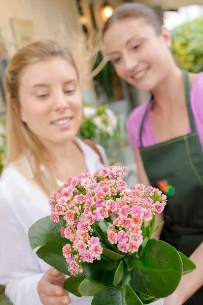 Florista segurando um arranjo de flores — Fotografia de Stock