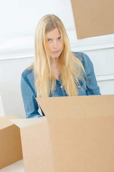 Woman packing a cardboard box — Stock Photo, Image