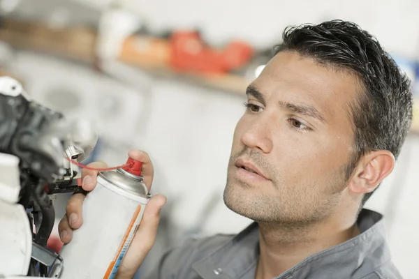 Mechanic werken op een scooter — Stockfoto