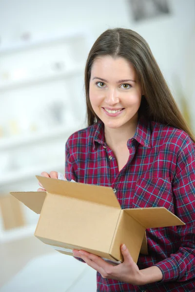 Žena držící kartónovou krabici — Stock fotografie