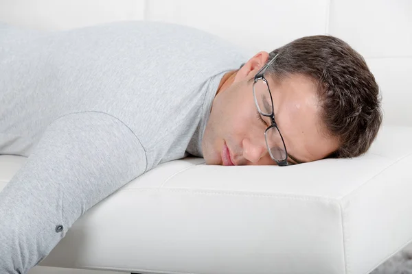 Hombre descansando en el sofá —  Fotos de Stock