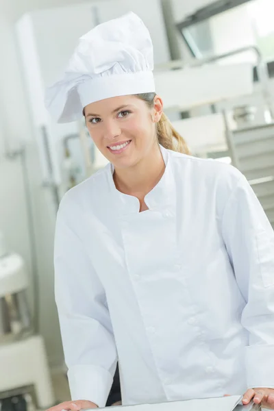 Jonge bakkerij leerling — Stockfoto