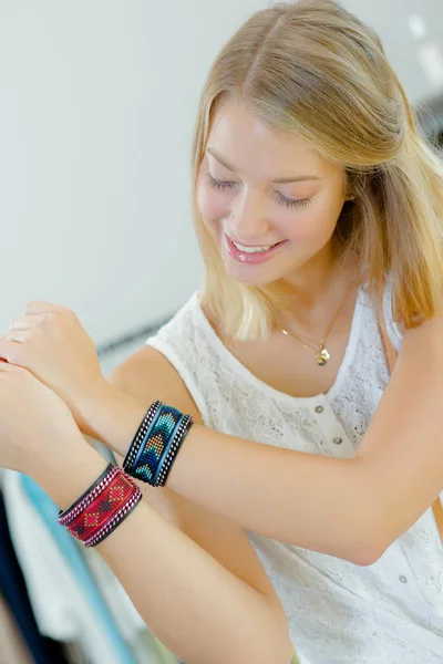 Shopping for a new bracelet — Stock Photo, Image