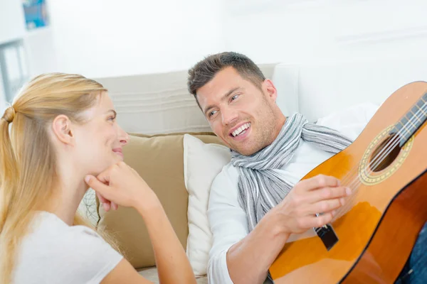 Probeert te imponeren zijn vriendin door het spelen van gitaar — Stockfoto