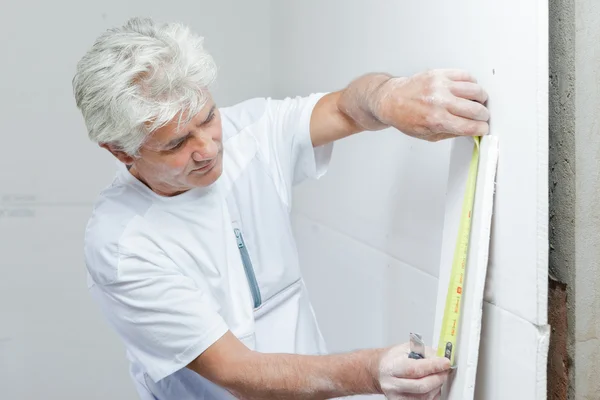 Mason measuring a wall — Stock Photo, Image