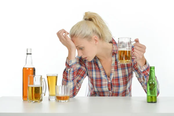 Vrouw lijden aan alcoholisme — Stockfoto