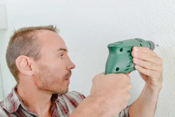 Homem usando uma broca sem fio — Fotografia de Stock