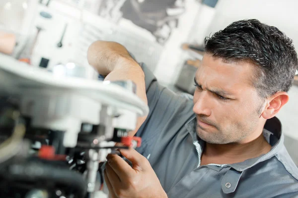 Man using machinery — Stock Photo, Image