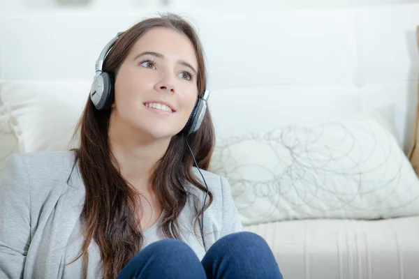 Chillen in huis luisteren naar muziek — Stockfoto