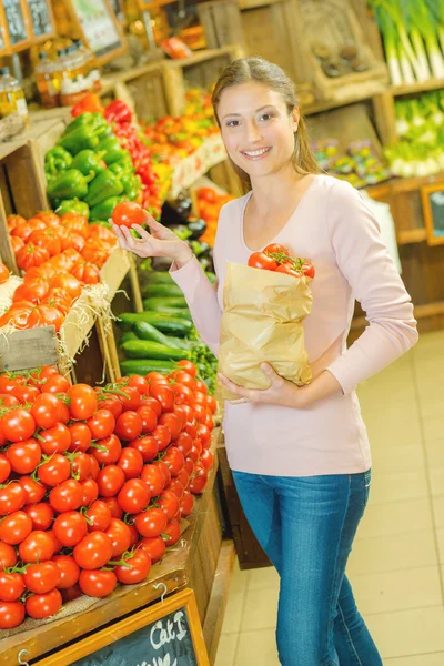 Winkelen voor sommige tomaten — Stockfoto