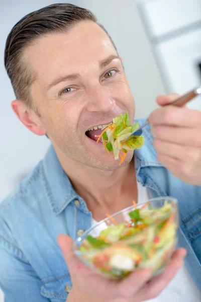 Mann isst Salat — Stockfoto