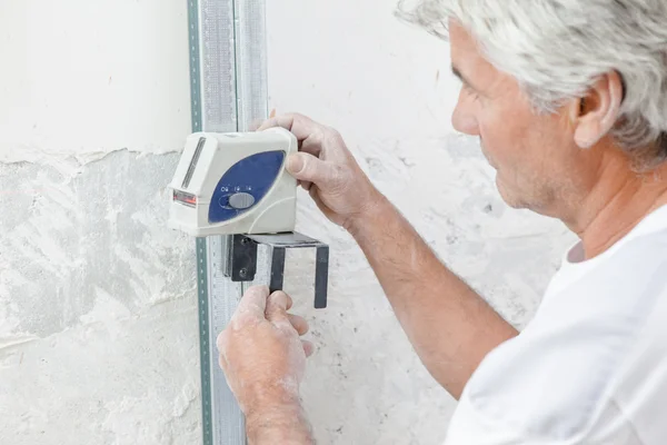 Tomar una medida de una pared inacabada —  Fotos de Stock