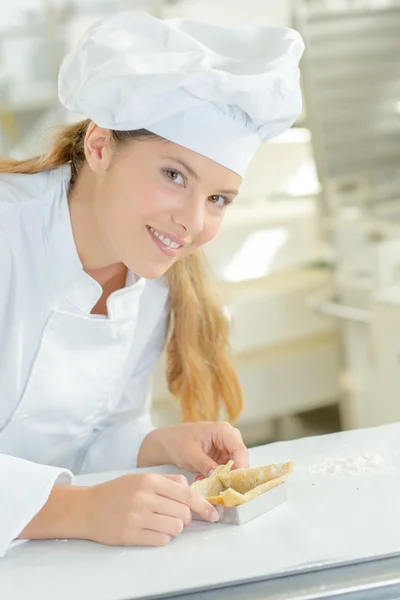 Baker che mette ritocchi finali a un dessert — Foto Stock