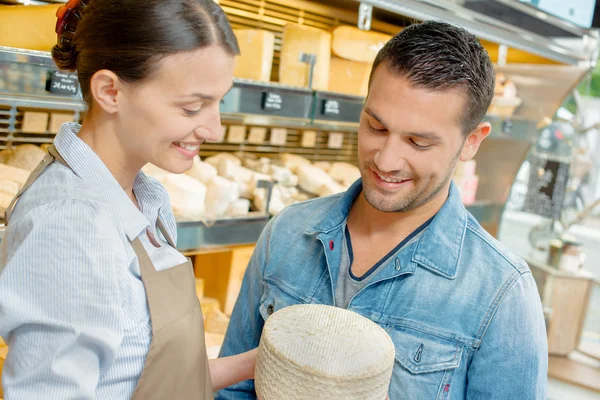 Dare consigli in un negozio di formaggi — Foto Stock