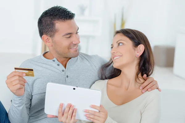 Couple shopping on-line using their tablet — Stock Photo, Image