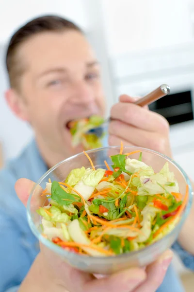 Uomo mangiare un'insalata sana — Foto Stock