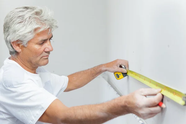 Vermessung einer Mauer — Stockfoto