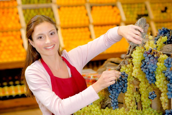 Trabajadora de puesto de fruta femenina — Foto de Stock