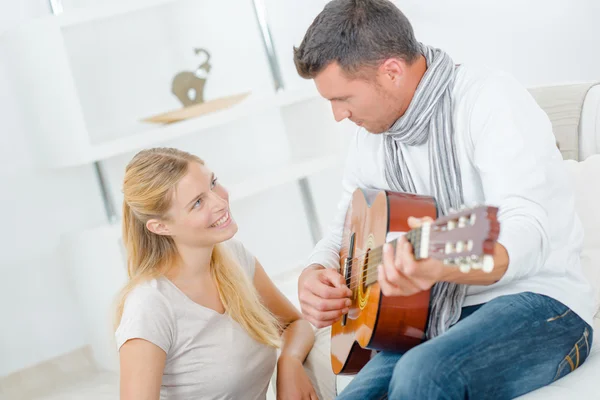 Tocando guitarra para sua esposa — Fotografia de Stock