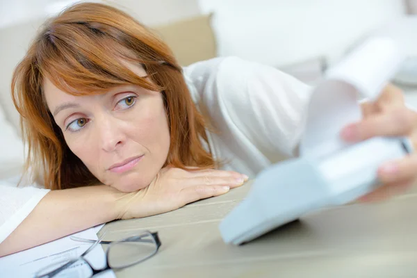 Mujer repasando sus finanzas — Foto de Stock