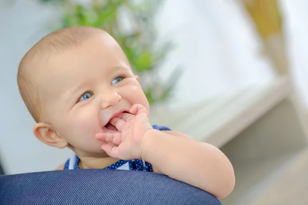 Mosolygós baba ujjaival a szájban — Stock Fotó